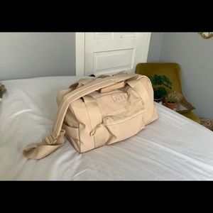 BEIS sports duffle bag in beige!